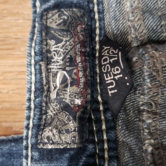 (W28/35L) Silver Jeans Co. Tuesday 16 ½" Designed in Canada Slim Denim Classic - Picture 3 of 11
